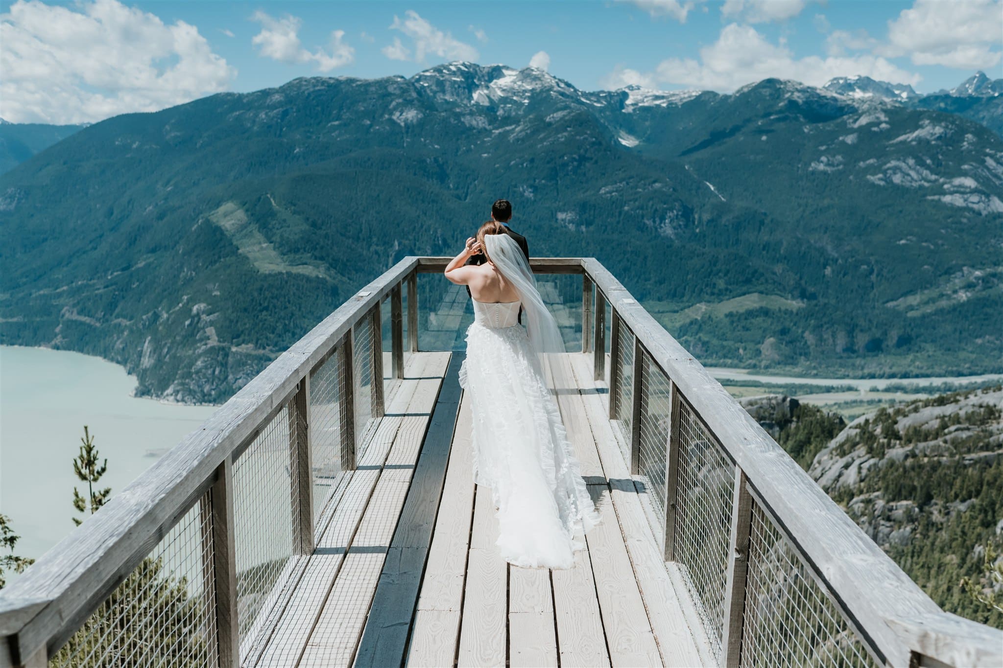 Squamish wedding with mountain views up the Sea to Gondola